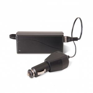 Laturi auton 12V pistokkeelle